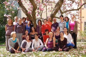 Gruppenbild von der Yogalehrer Ausbildung im Garten