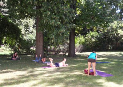 Yogalehrer Ausbildung Workshop im Garten