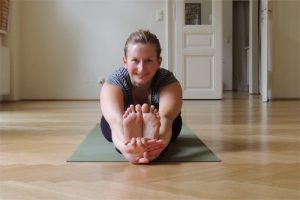 Nora in Yoga Asana Pascimotanasana