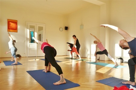 Yoga Anfängerkurs im Studio Wien mit Hilfestellung Yoga Anfängerkurs mit Adjusten