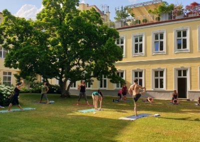 Outdoor Yoga in unserem uneinsichtigen park ähnlichen Privatgarten direkt nebem dem Studio