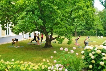 Outdoor Yoga in unserem uneinsichtigen park ähnlichen Privatgarten direkt nebem dem Studio