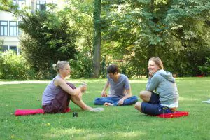 Yogalehrer-Ausbildung- Wiese--Yoga